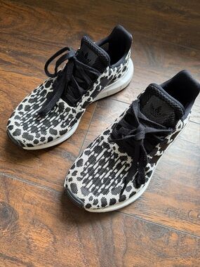 Adidas Leopard Print Swift Run Sneakers size 7.5 (SB1)